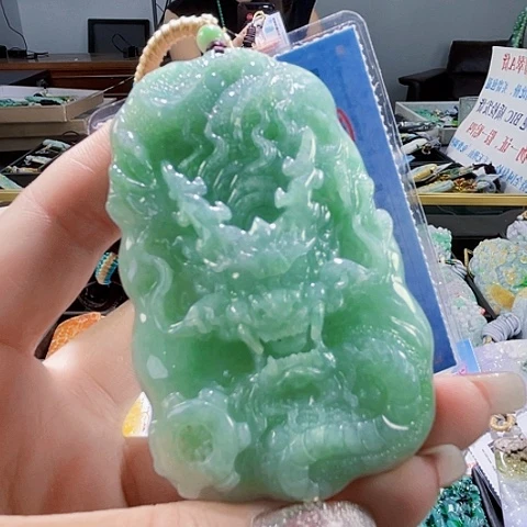 翡翠未镶嵌颈饰一个