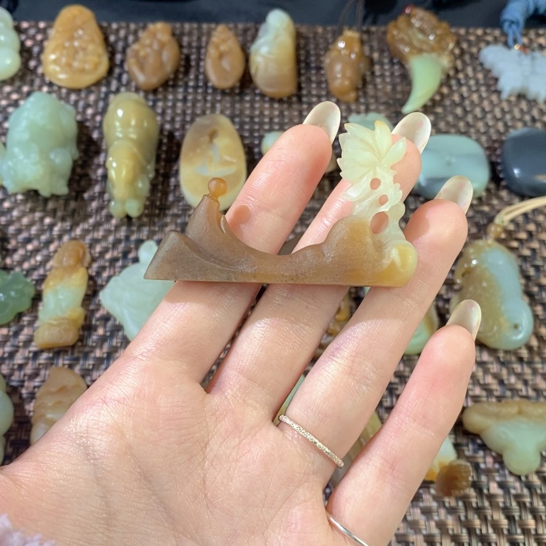 和田玉（糖玉）未镶嵌颈饰笔架