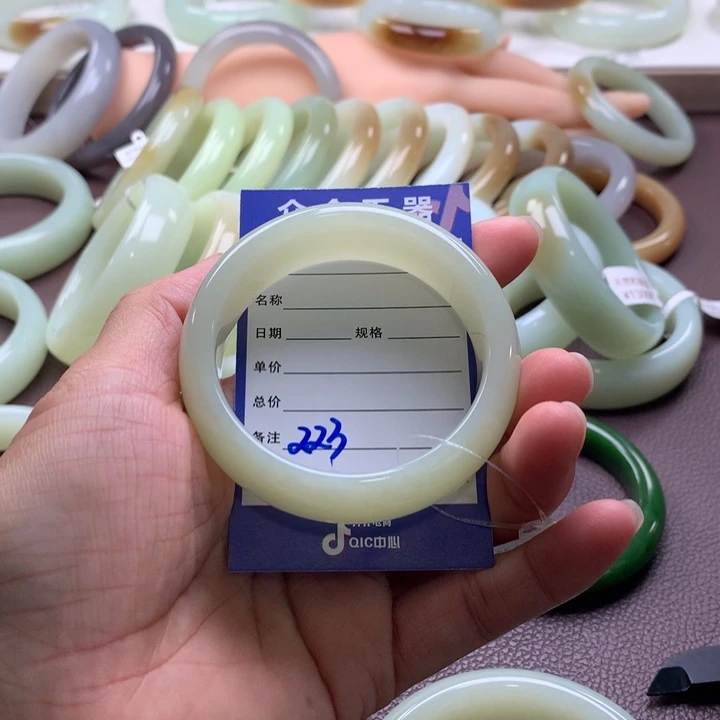 和田玉未镶嵌手镯