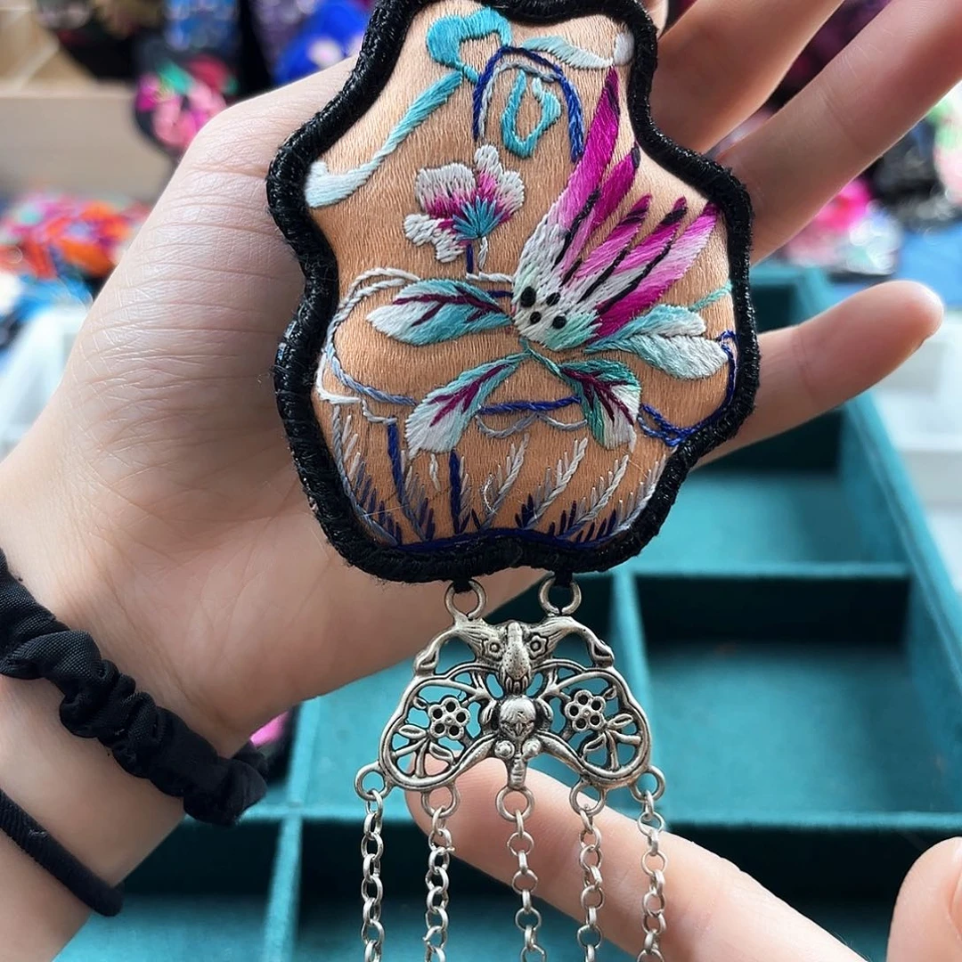 织绣声**花手工刺绣工艺