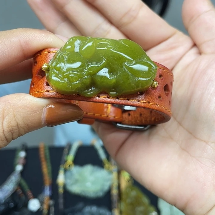 蛇纹石玉未镶嵌颈饰