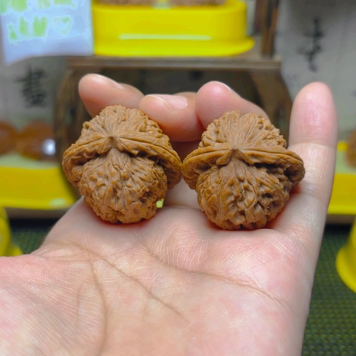 文玩核桃吊坠白狮子