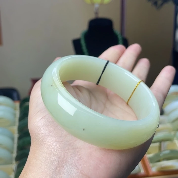 茉***花未镶嵌手镯和田玉