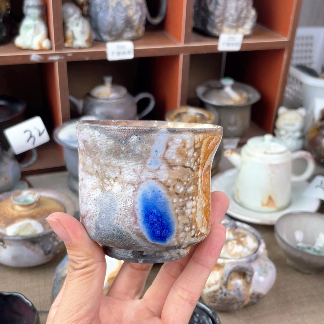 珍珠泥手握杯一起喝茶