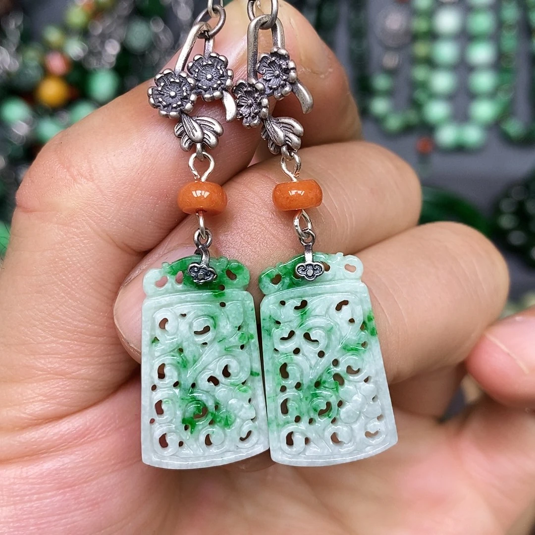 未镶嵌翡翠耳饰漂亮美眉