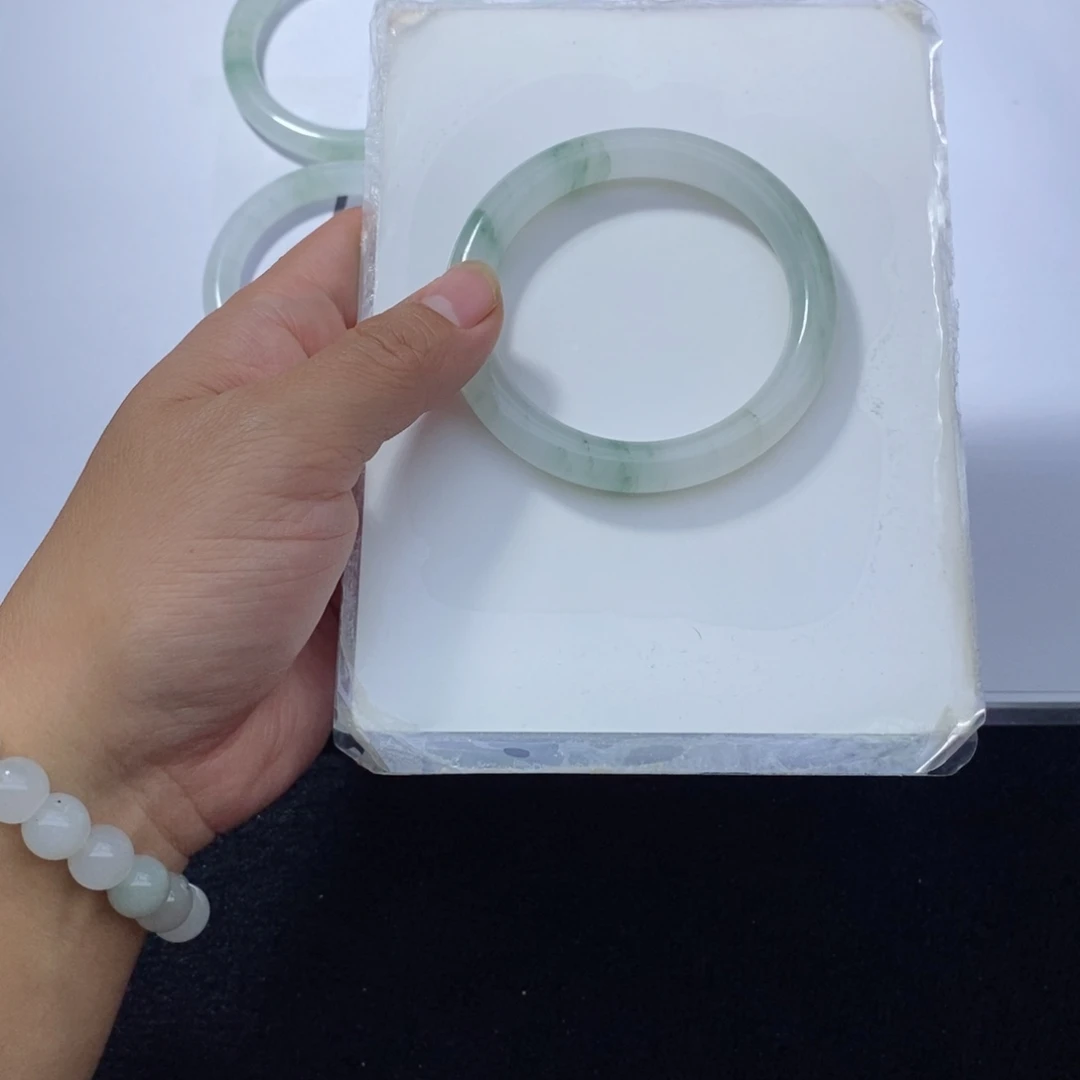 半***朵石英质玉（天山翠）未镶嵌手镯