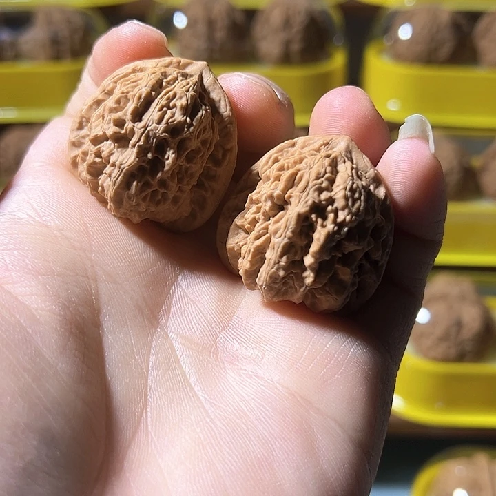 文玩核桃吊坠红狮子