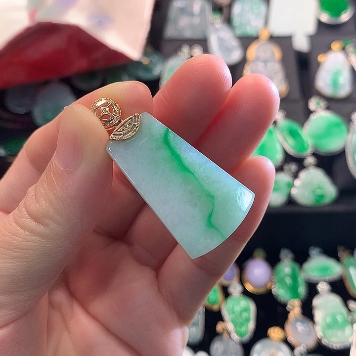 翡翠18K金镶嵌颈饰无事牌