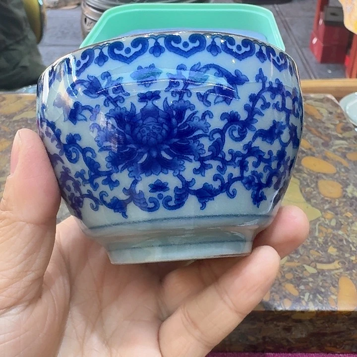 压手杯一个，瓷。。。品茗