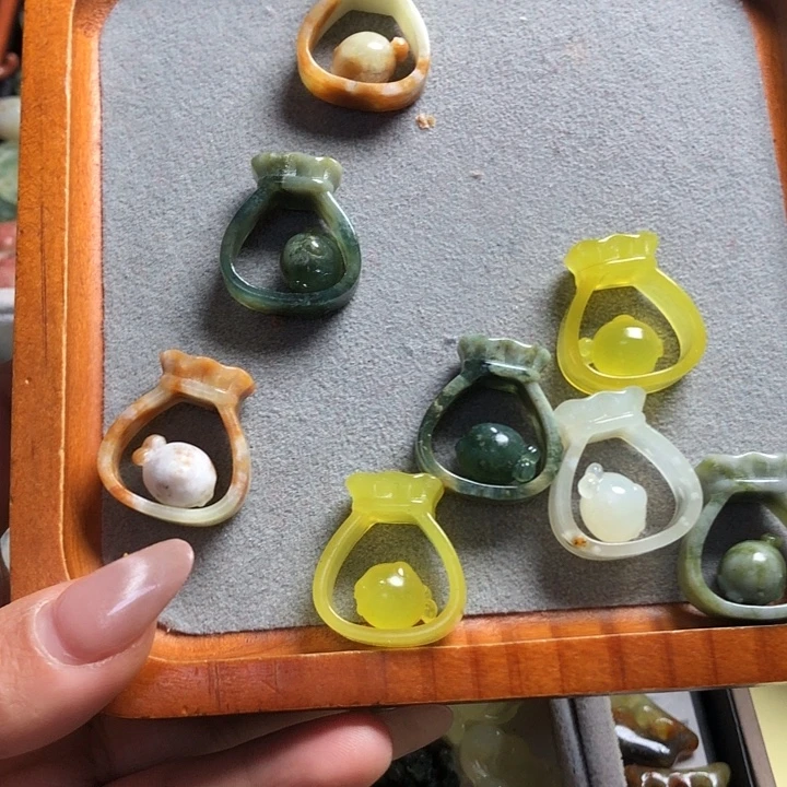 蛇纹石玉未镶嵌岫玉福袋鱼