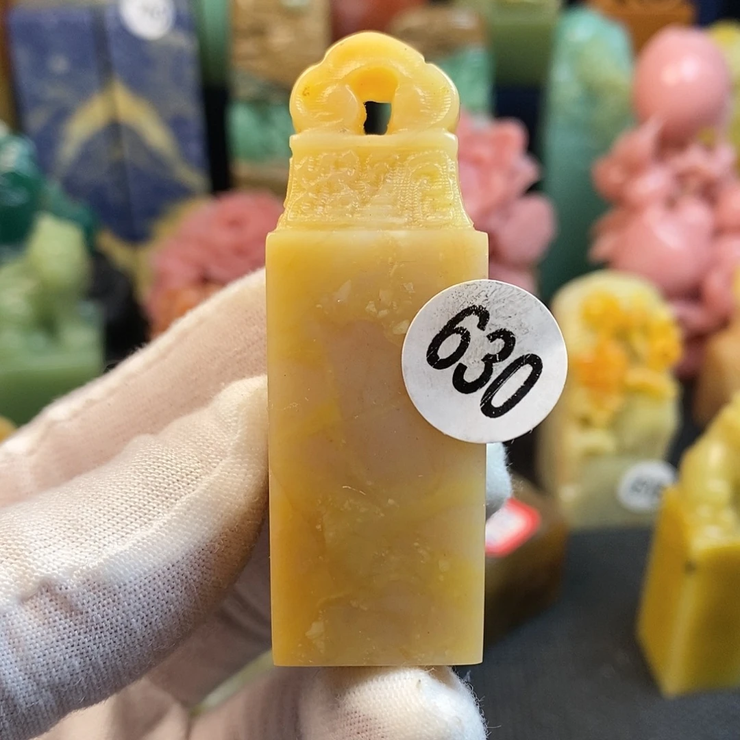 老挝石篆刻艺术家的作品