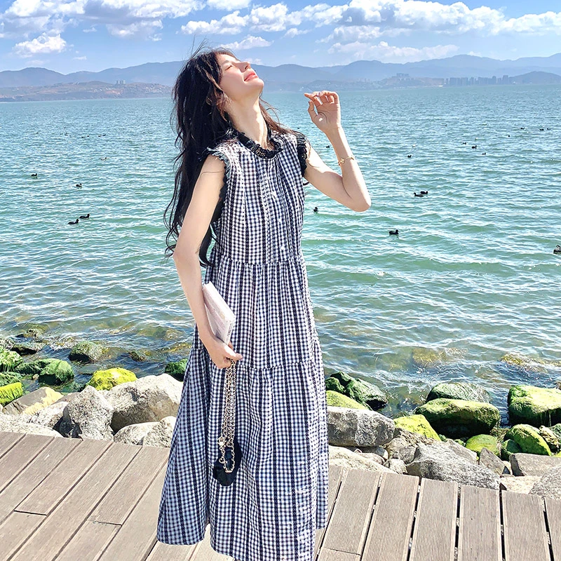 蓝色海边度假风格子连衣裙女2025夏季新款设计感木耳边无袖A字裙