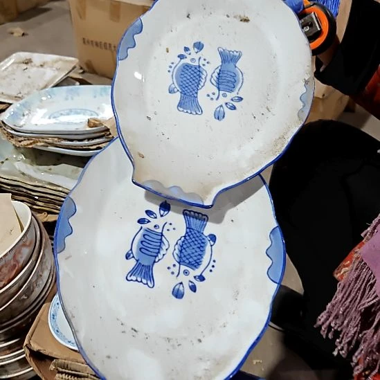 瓷片盘子碗茶壶啥都有