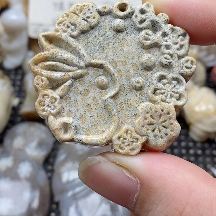 颈饰未镶嵌硅化珊瑚（珊瑚玉）有瑕