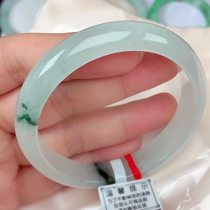 翡翠未镶嵌手镯62～63冰种飘花手镯起胶起光