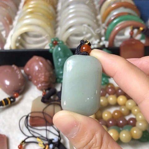 颈饰未镶嵌石英质玉