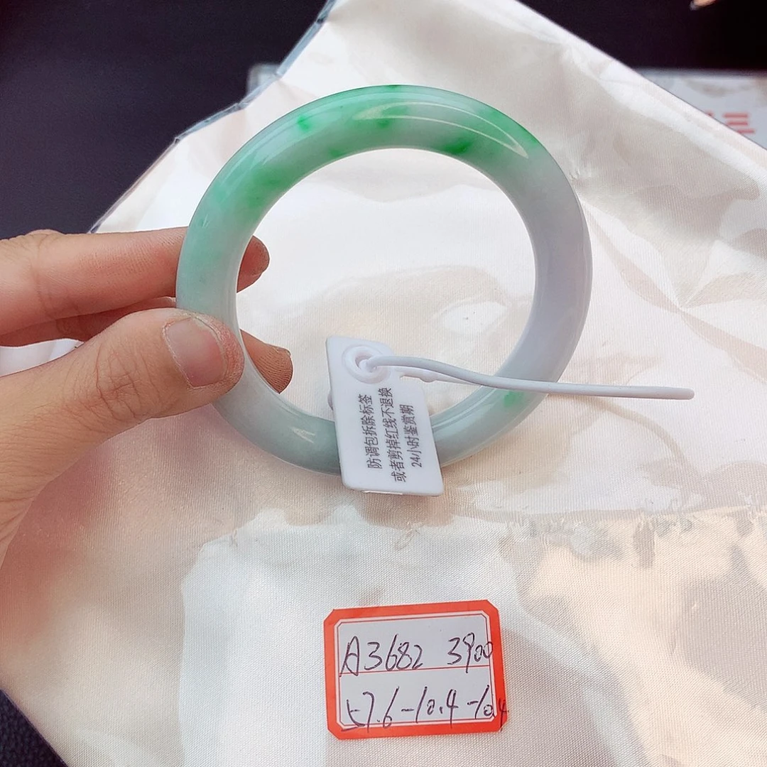 翡翠手镯未镶嵌翡翠