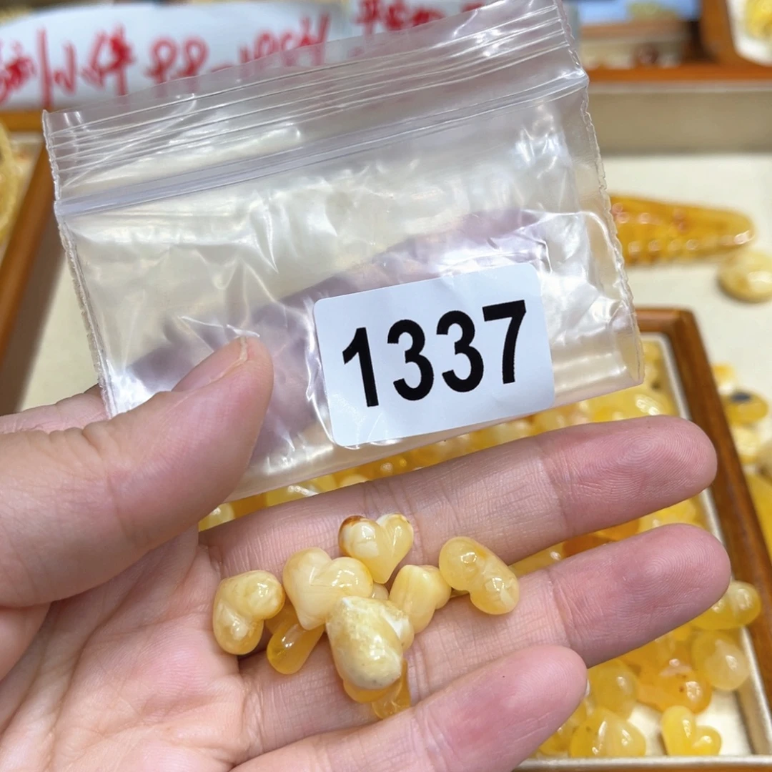 莫***莫琥珀未镶嵌珠宝奇石
