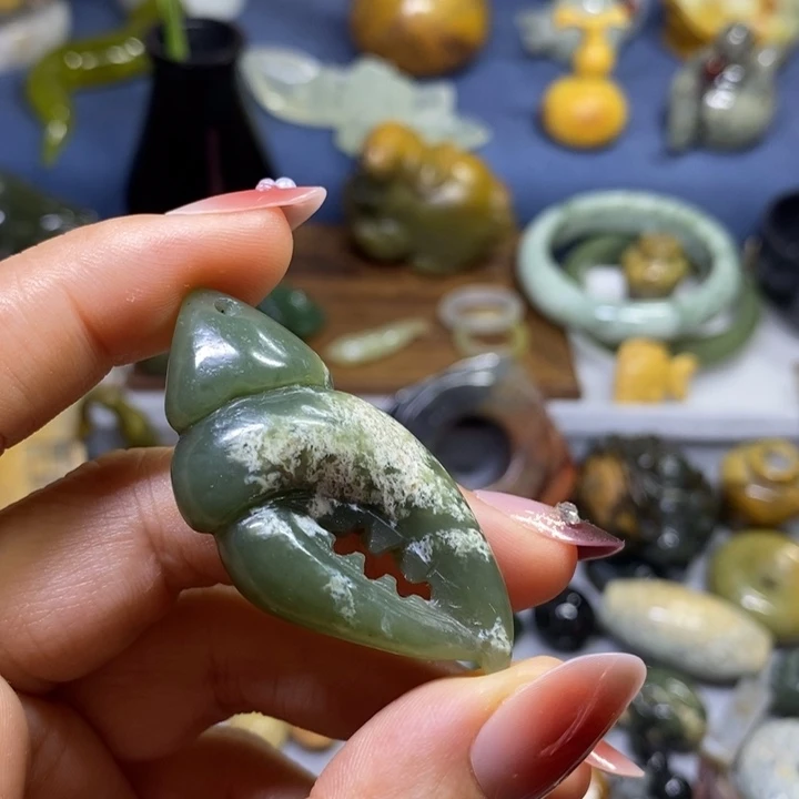 透闪石质玉未镶嵌挂件