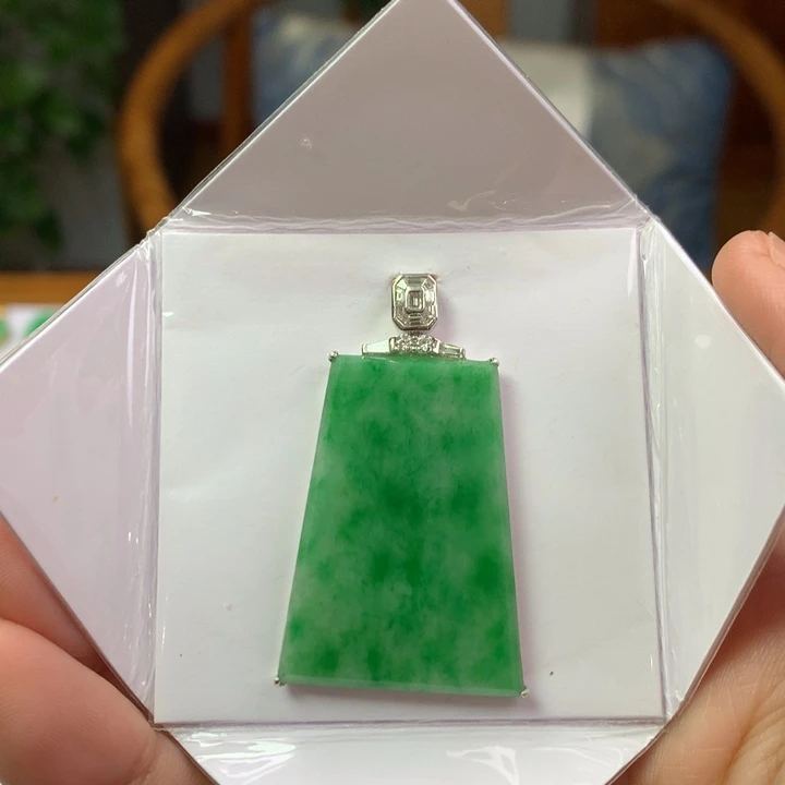翡翠18K金镶嵌颈饰翡翠吊坠