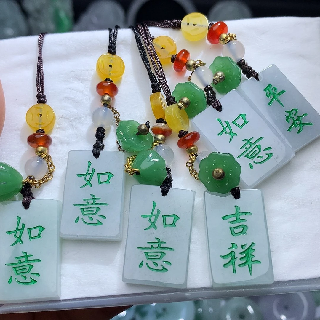 翡翠未镶嵌颈饰多样性发其一