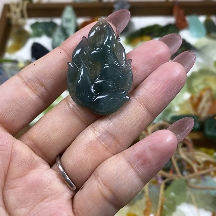 未镶嵌蛇纹石玉吊坠
