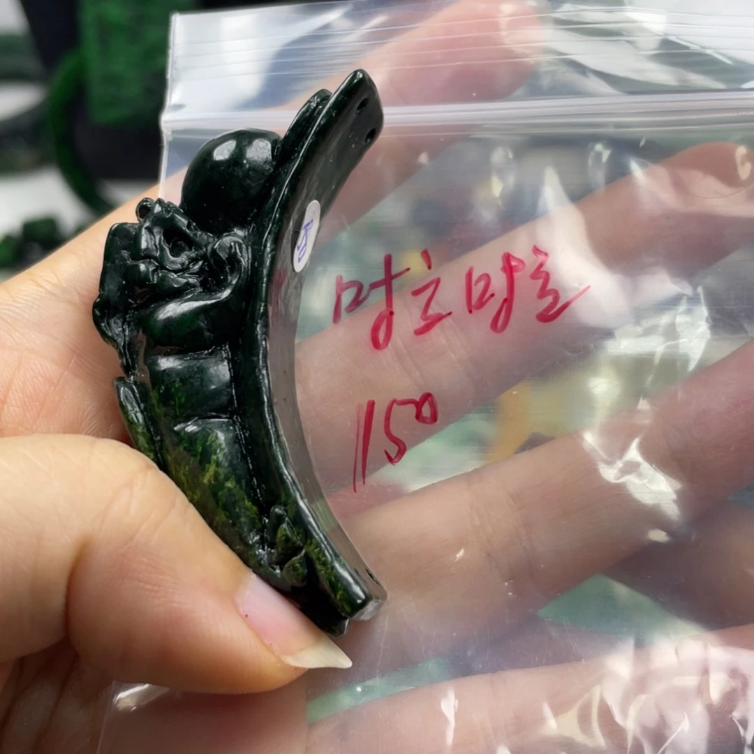 啦***…翡翠未镶嵌颈饰牌子