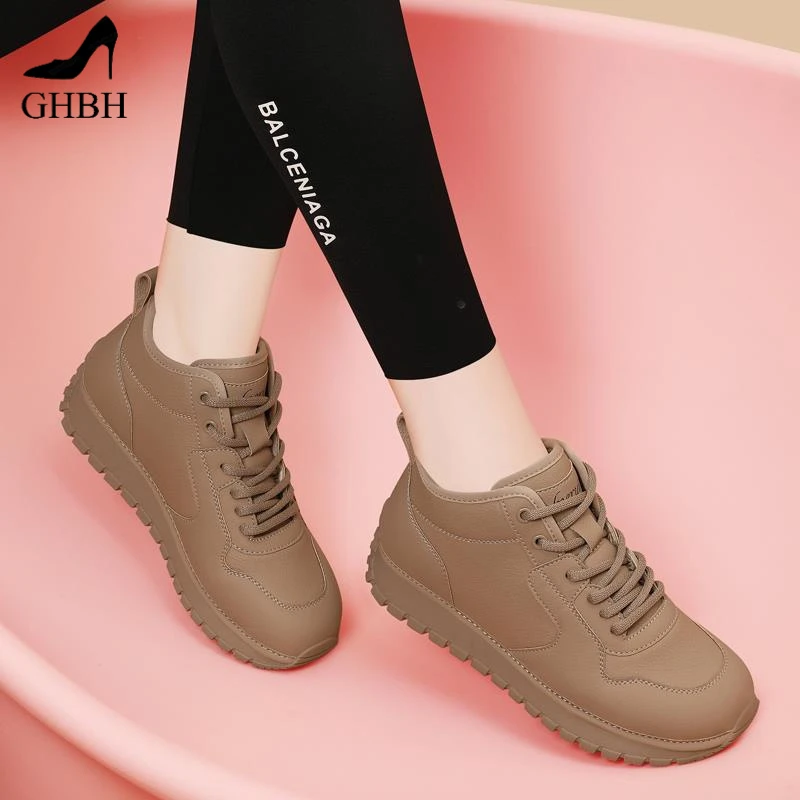 高帮软皮软底休闲鞋女2025冬季款时尚加绒加厚运动低帮系带舒适鞋