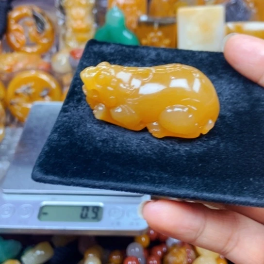 石英质玉（黄龙玉）未镶嵌颈饰