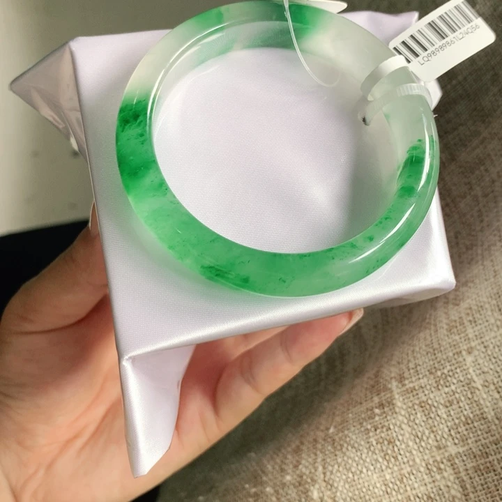 孙***姐未镶嵌手镯56石英质玉