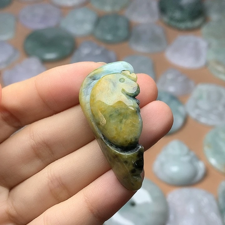 翡翠未镶嵌颈饰年年有鱼