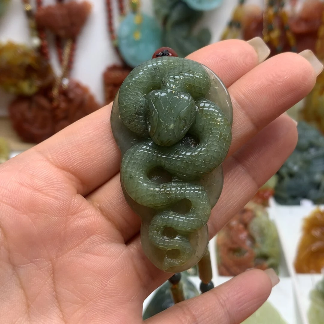 蛇纹石玉颈饰未镶嵌