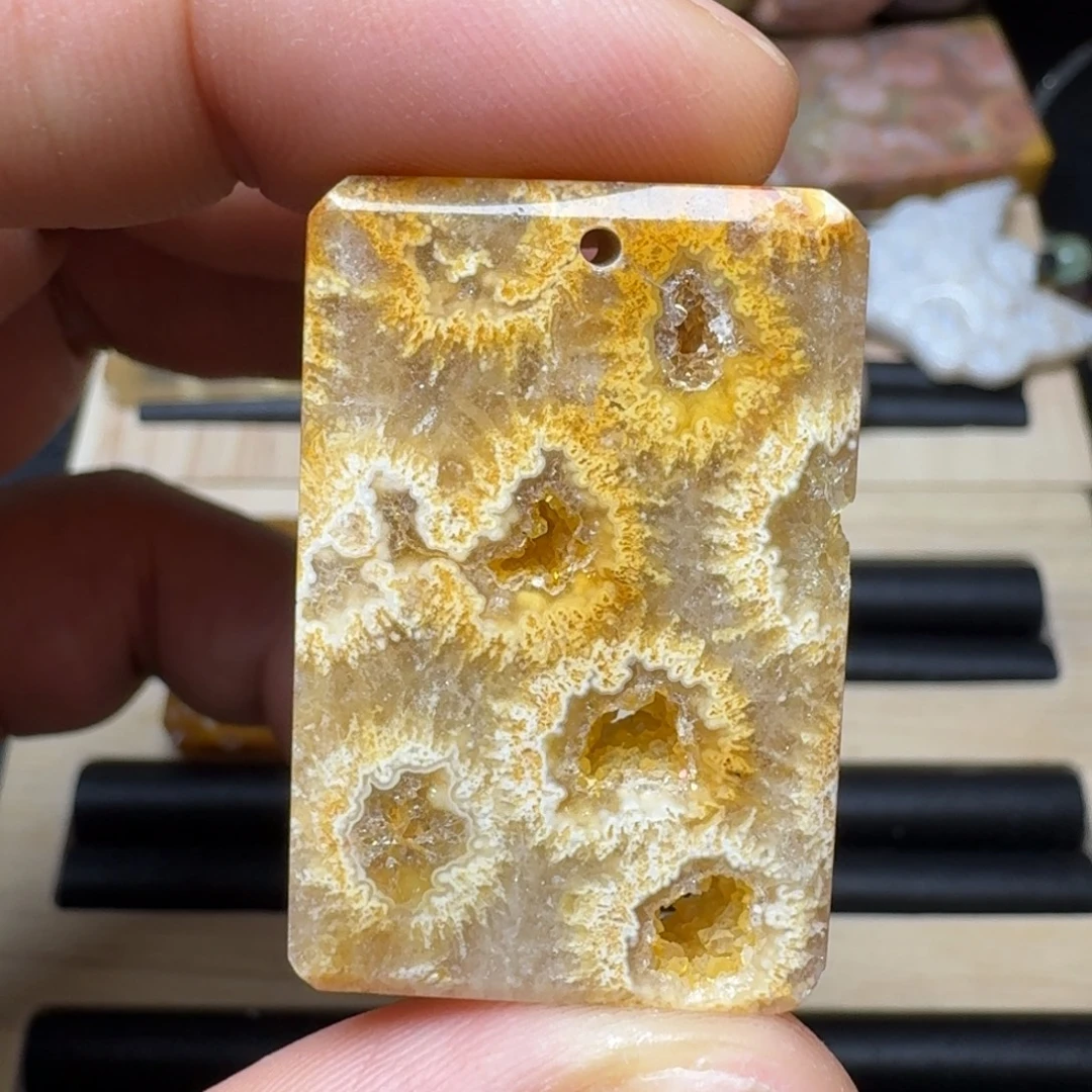 未镶嵌纯天然色有机玉石保真色石英质玉