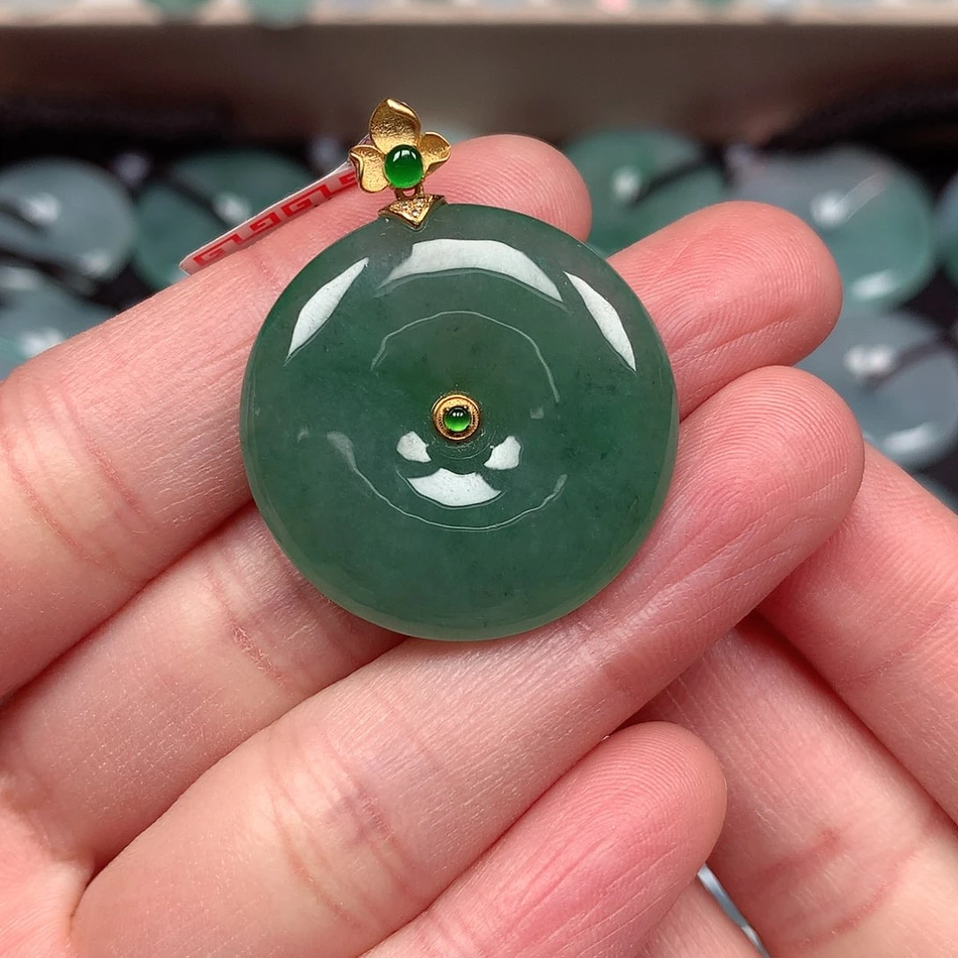 翡翠颈饰未镶嵌平安扣