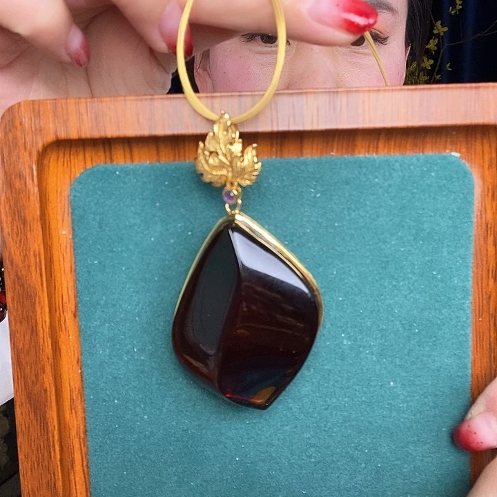 血珀颈饰银S925镶嵌吊坠