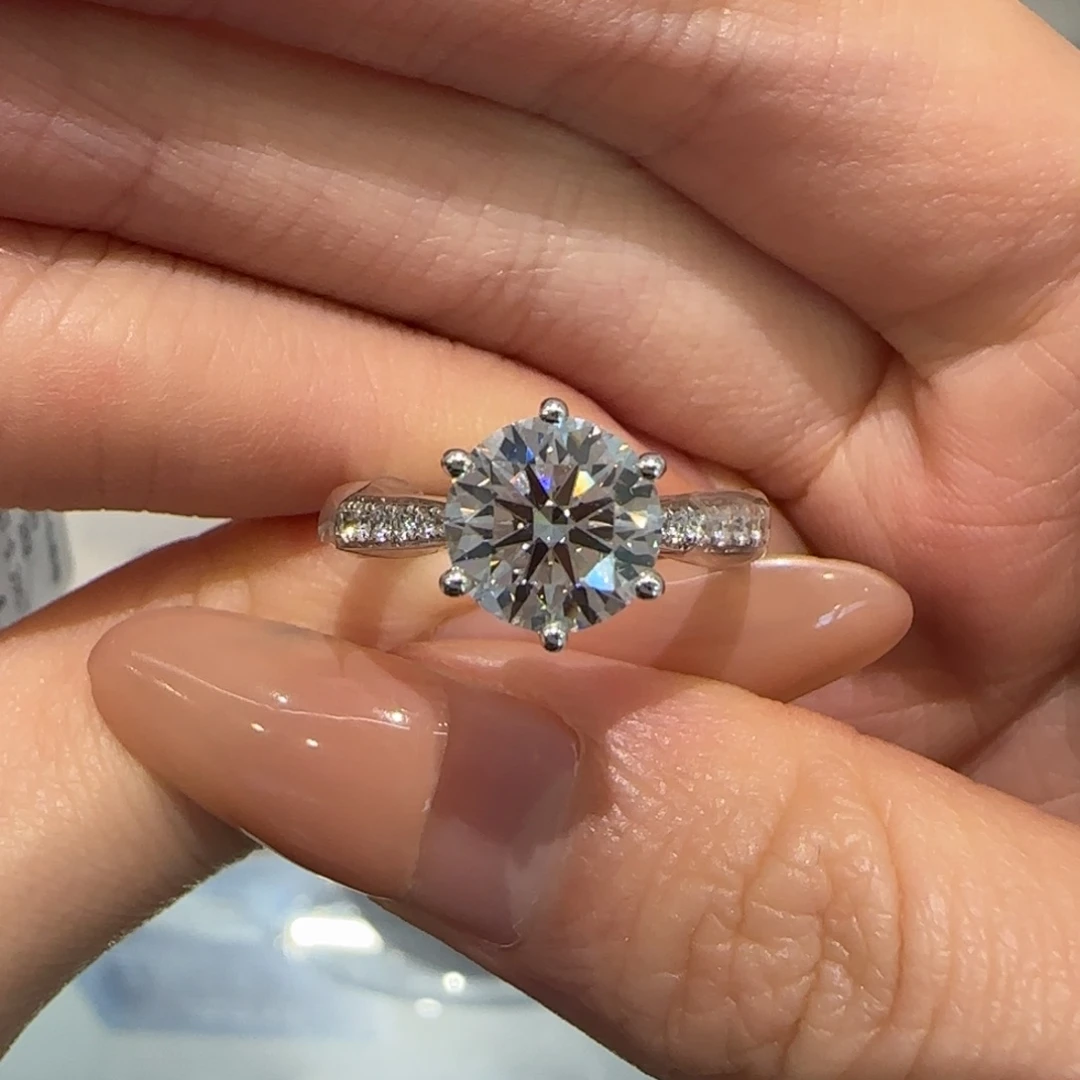 18K金镶嵌实验室培育钻石2卡星光六爪17