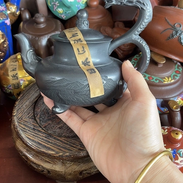 段泥茶壶原矿泥料手工制作的一把紫砂壶。
