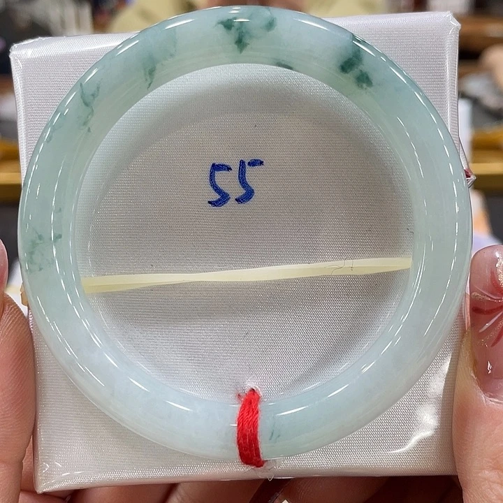 翡翠手镯未镶嵌翡翠手镯