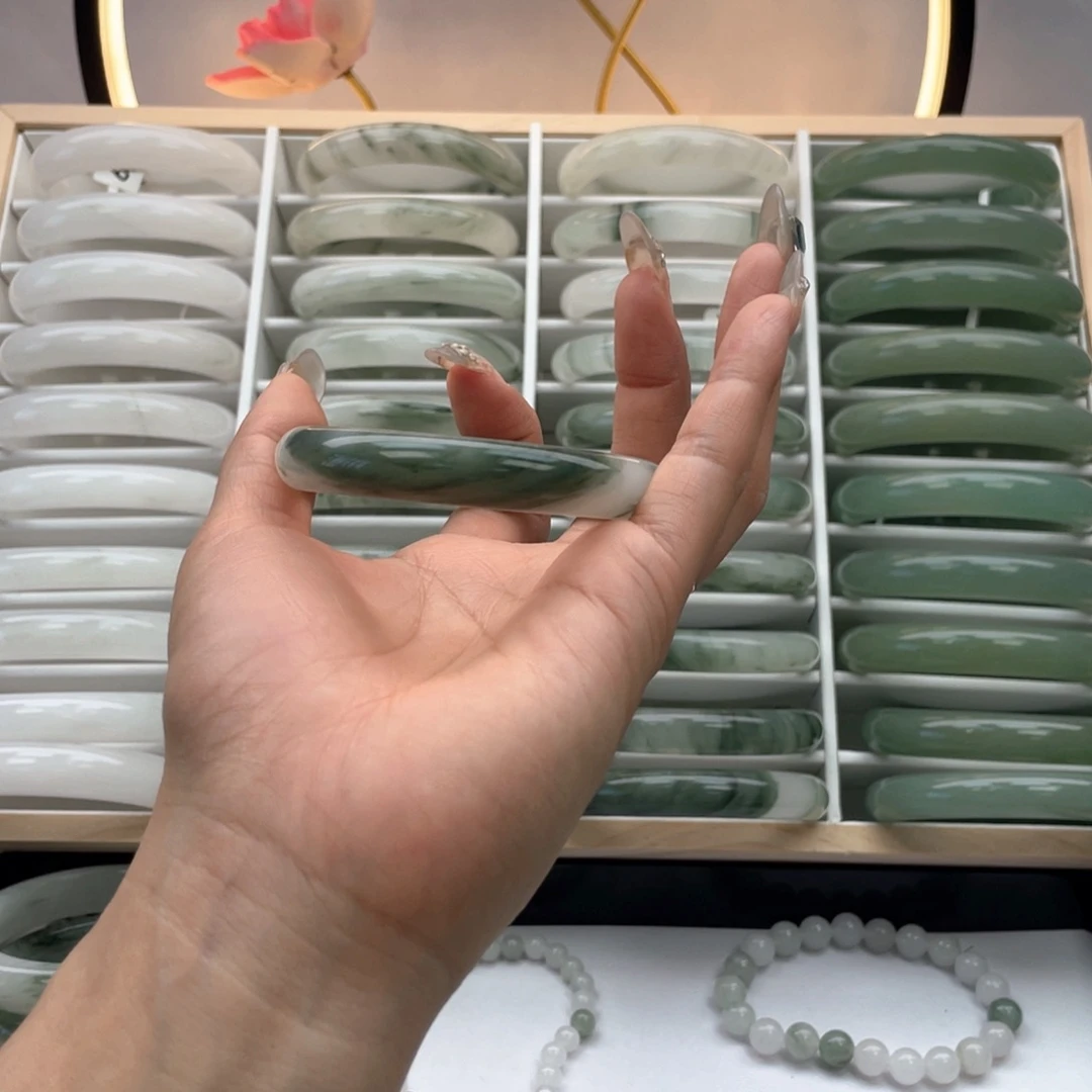 石英质玉（非洲翠）未镶嵌手镯0337