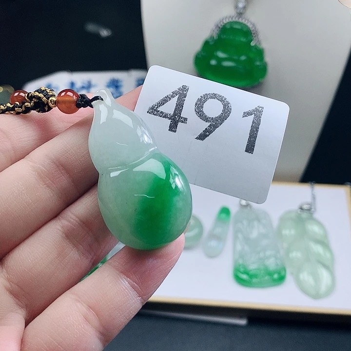 翡翠未镶嵌吊坠(赠链)