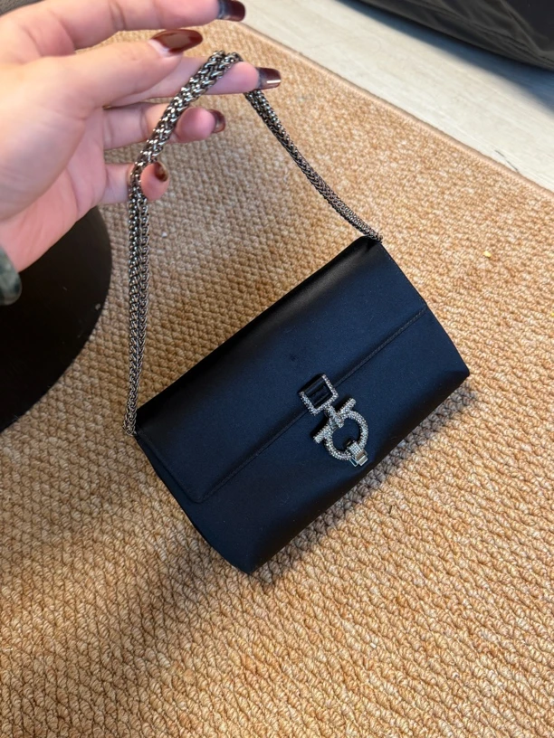95新 FERRAGAMO/菲拉格慕 牙牙 钻扣缎面斜挎包