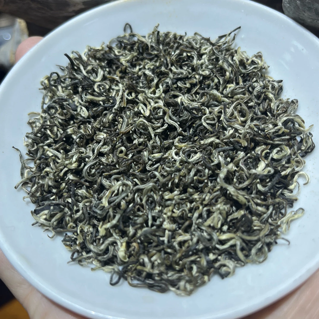 茉莉花茶碧螺春(六窨工艺)选用明前头春碧螺春窨制芳香浓郁
