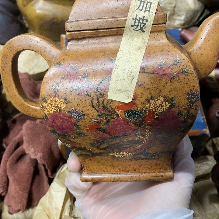 紫砂茶壶原矿泥料，手工制作的一把紫砂壶。