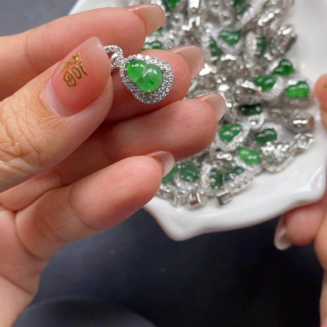 翡翠颈饰未镶嵌翡翠