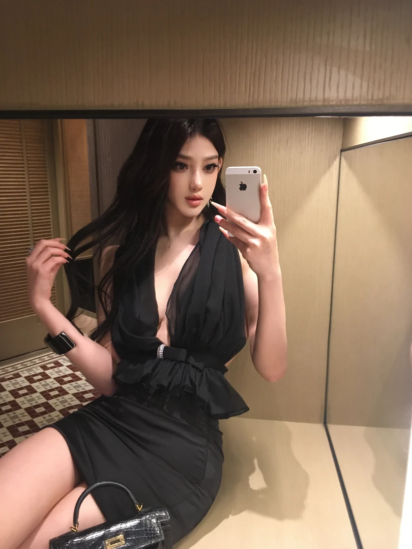 ChiclyNana  欧美风性感深V挂脖大露背修身包臀短裙轻奢套装