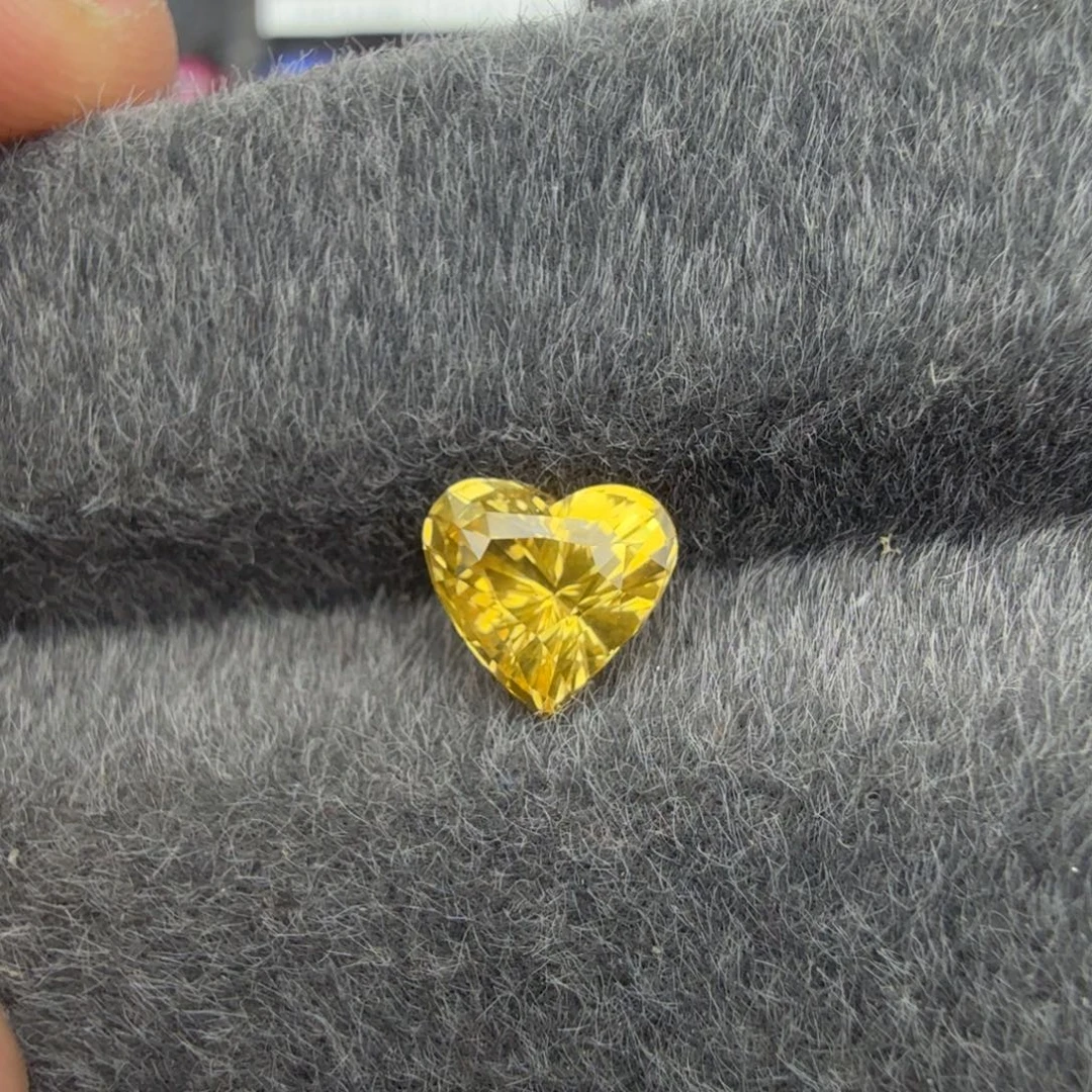 蓝宝石裸石1.55克拉老烧金丝雀