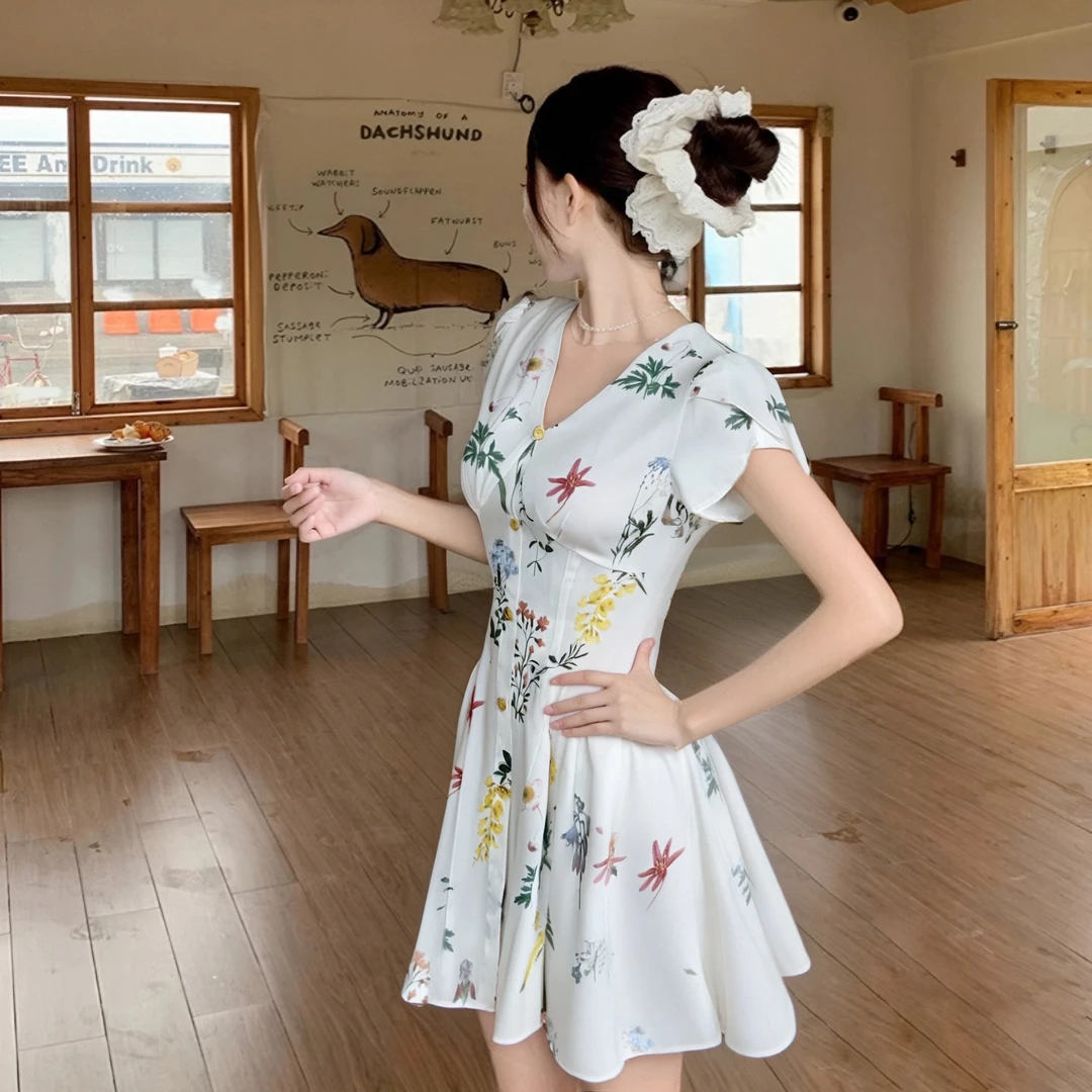 C【有里布】2025夏季新款法式V领气质短款设计感显瘦连衣裙D2139