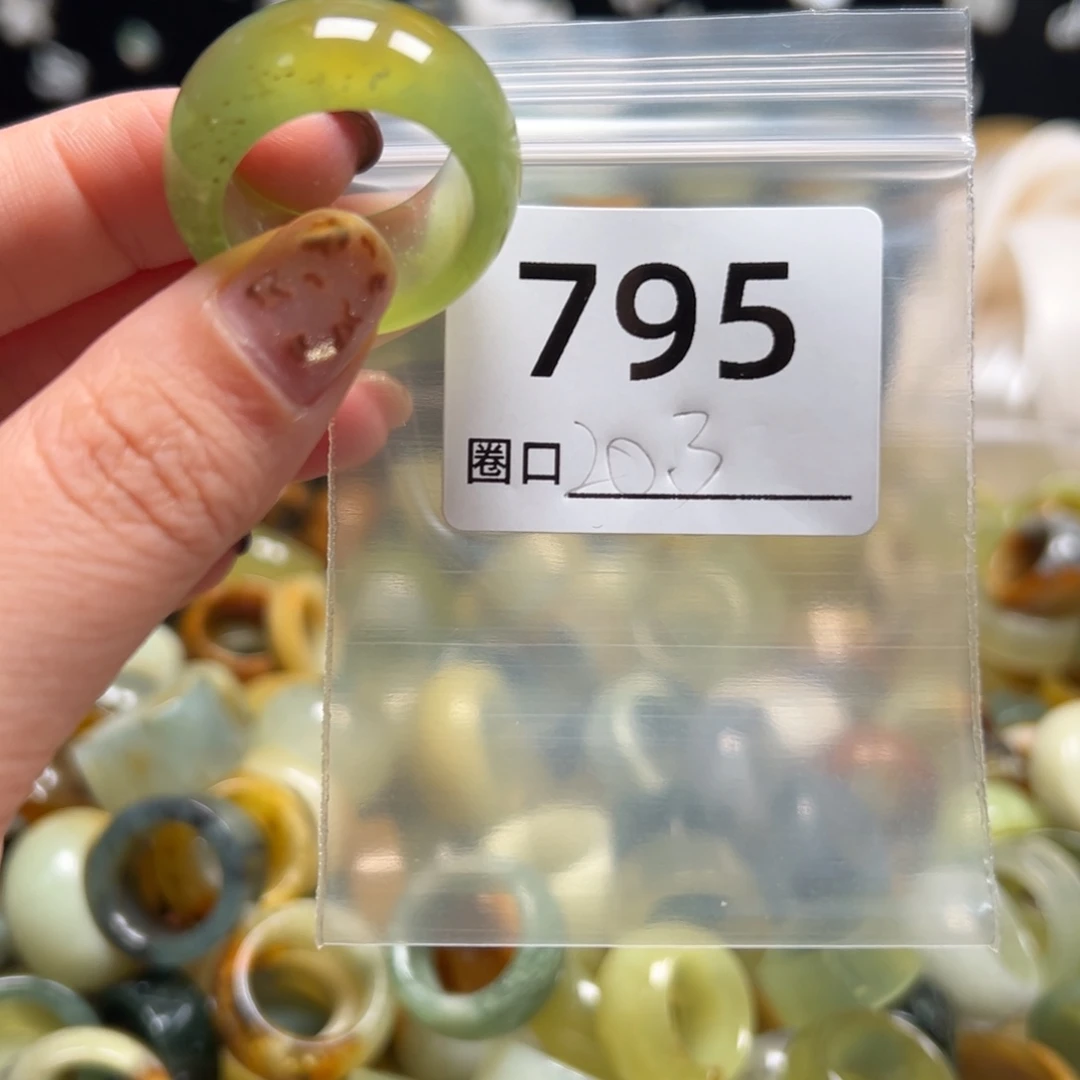 一***排蛇纹石玉未镶嵌戒指
