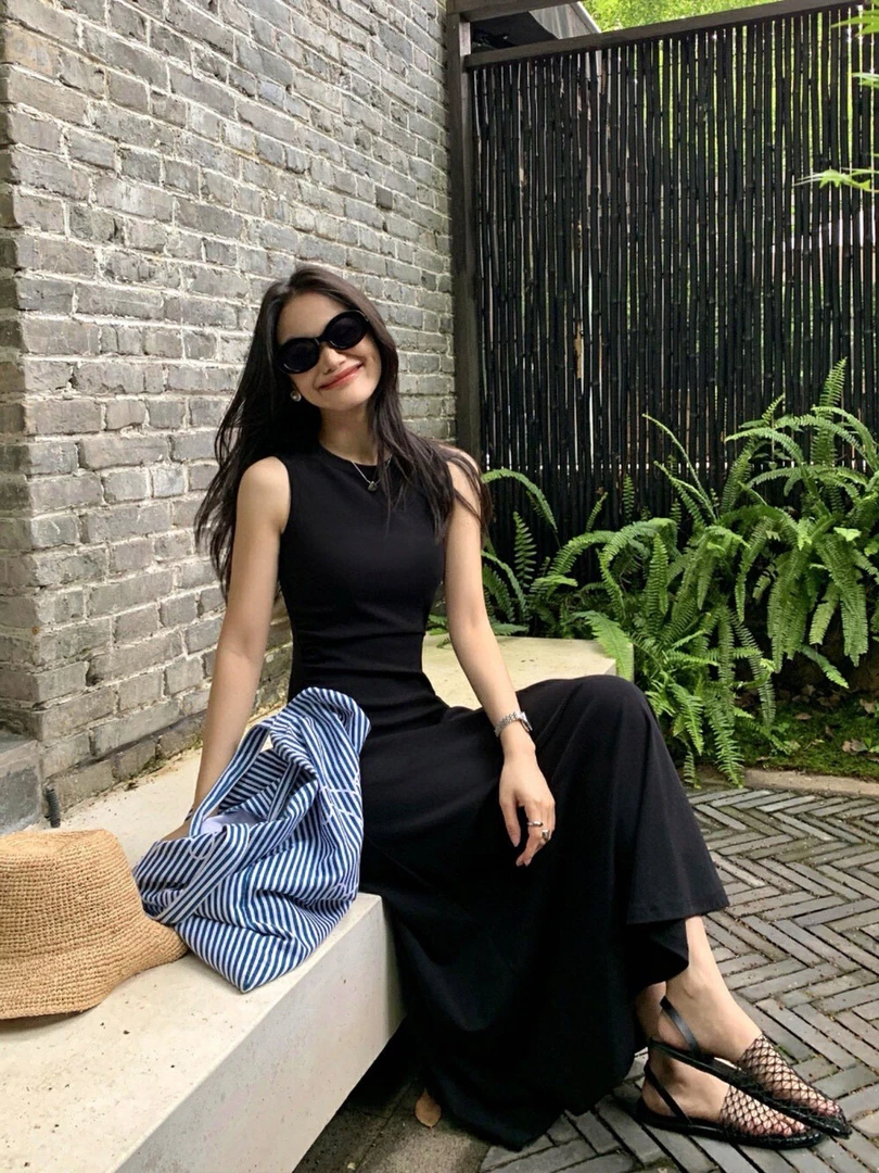 夏季黑色圆领针织无袖收腰显瘦气质感女士背心连衣裙