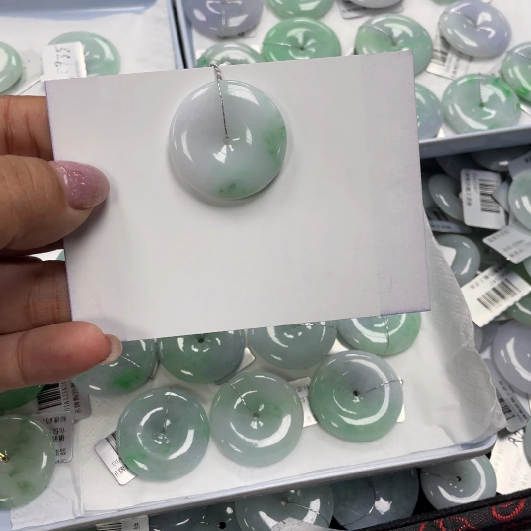 翡翠颈饰未镶嵌平安扣